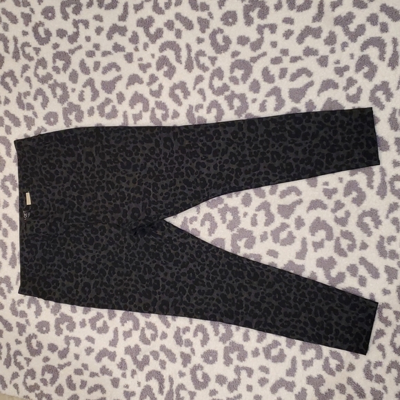 LOFT NWT Grey Leggings with Black Leopard Spots! ❤❤❤ - Picture 1 of 13